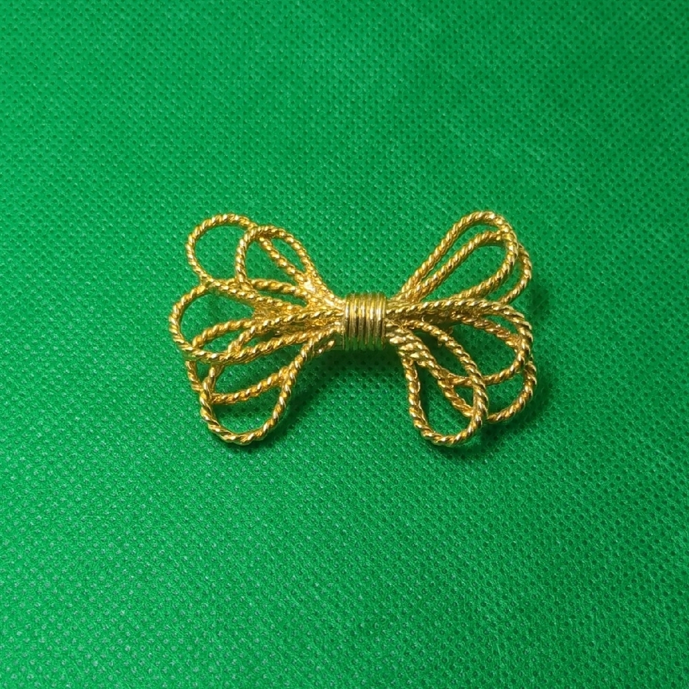 Elegant Gold Bow Brooch